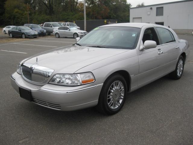 Photo of 2008 Lincoln Town Car