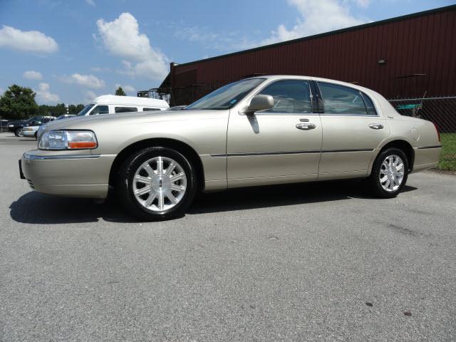 Photo of 2009 Lincoln Town Car
