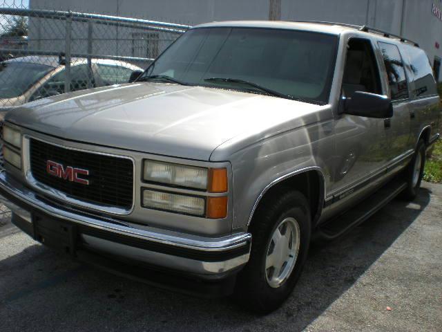 Photo of 1999 GMC Suburban