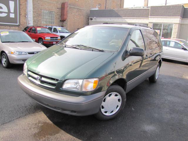 Photo of 1999 Toyota Sienna