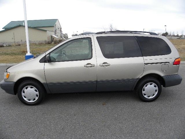 Photo of 2000 Toyota Sienna