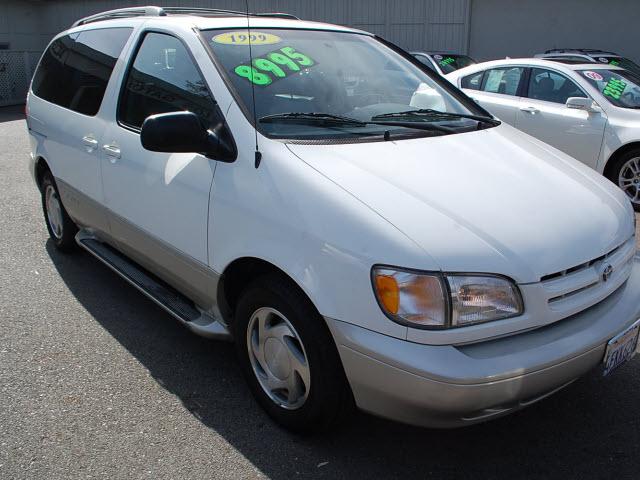 Photo of 1999 Toyota Sienna