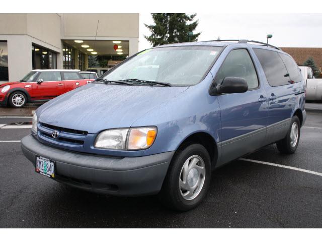 Photo of 2000 Toyota Sienna