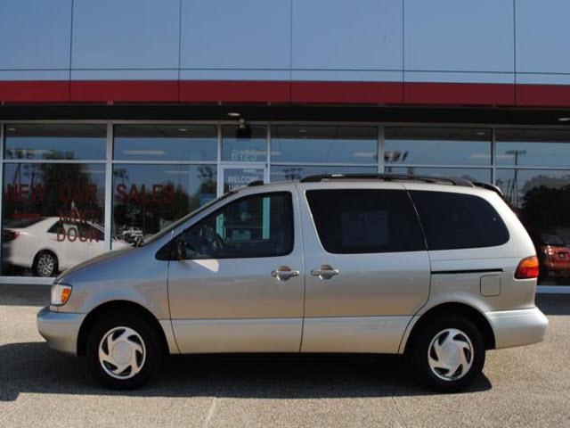 Photo of 2000 Toyota Sienna