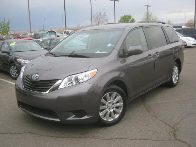 Photo of 2011 Toyota Sienna
