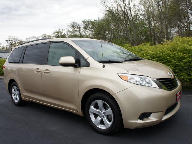Photo of 2011 Toyota Sienna