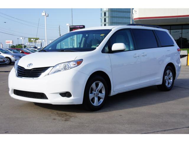 Photo of 2011 Toyota Sienna