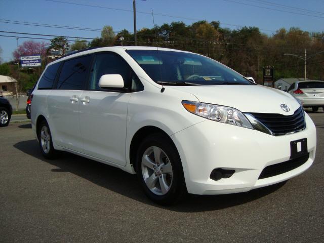 Photo of 2011 Toyota Sienna