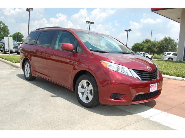Photo of 2011 Toyota Sienna