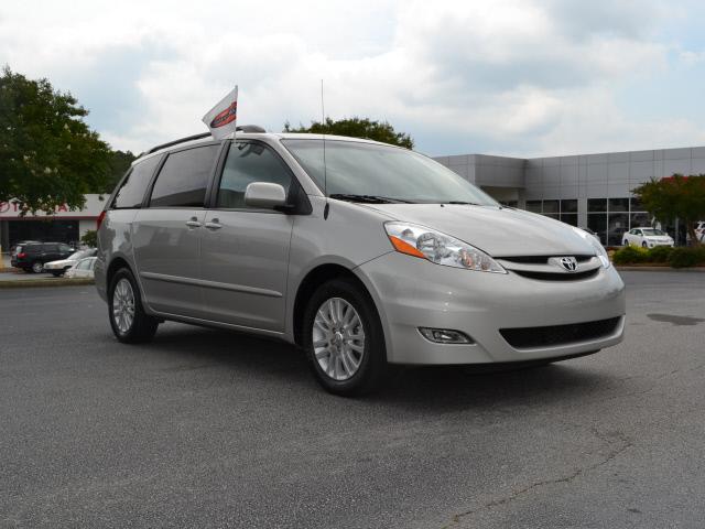 Photo of 2010 Toyota Sienna