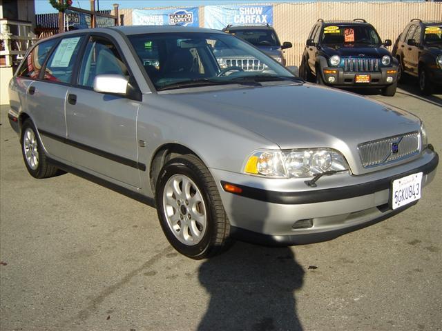 Photo of 2000 Volvo V40