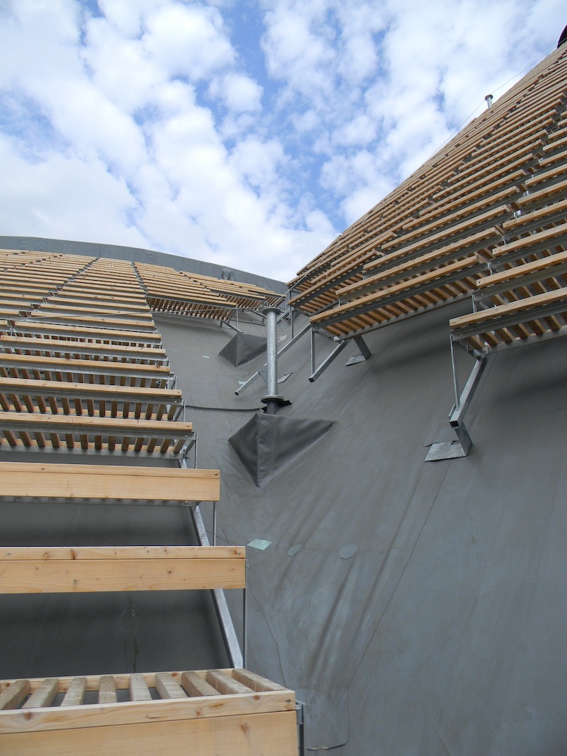 Padiglione Zero: dettaglio del sistema di rivestimento in legno e metallo. (© Edoardo Bit)