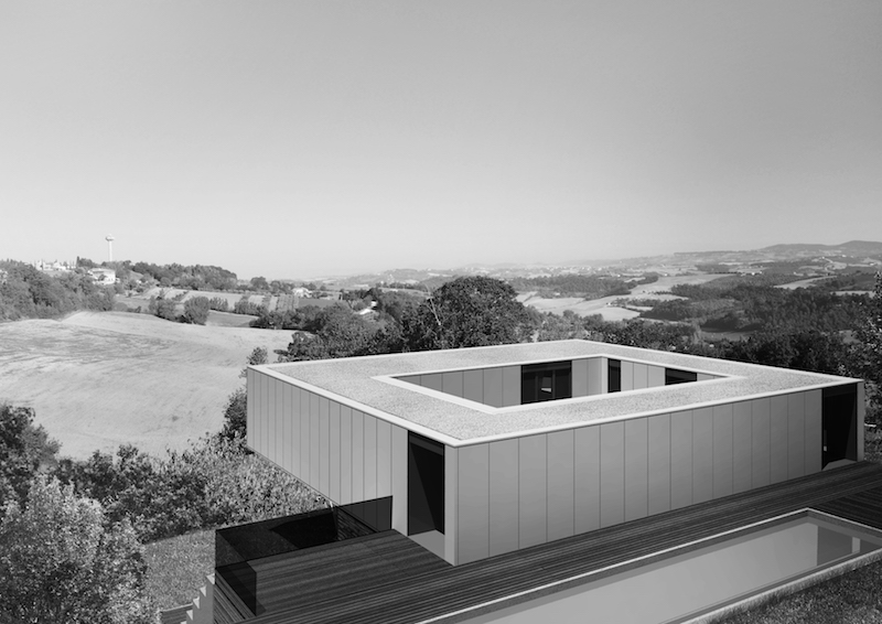 Villa CH-O presenta un assetto "a corte sospesa" determinato dalla disposizione dei container attorno ad un cortile centrale © LAD - Laboratorio di Architettura e Design
