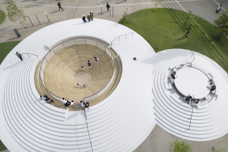 Ogni architettura, avvolta da scalinate e protetta da recinti, nasce dalla sovrapposizione di dischi in calcestruzzo prefabbricato assemblati in loco © Takumi Ota