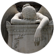 Angel-sculpture-on-a-grav-006