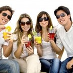 Form_5645990-gente-bebiendo-cocteles-de-frutas-de-verano-aislado-mas-de-blanco