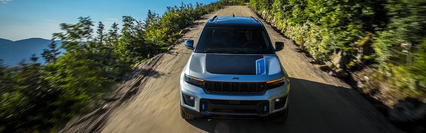 2025 Jeep Grand Cherokee color sliver and front view