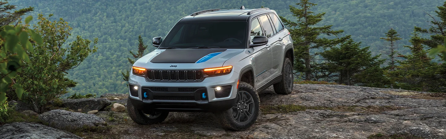 2025 Jeep Grand Cherokee color sliver and front view