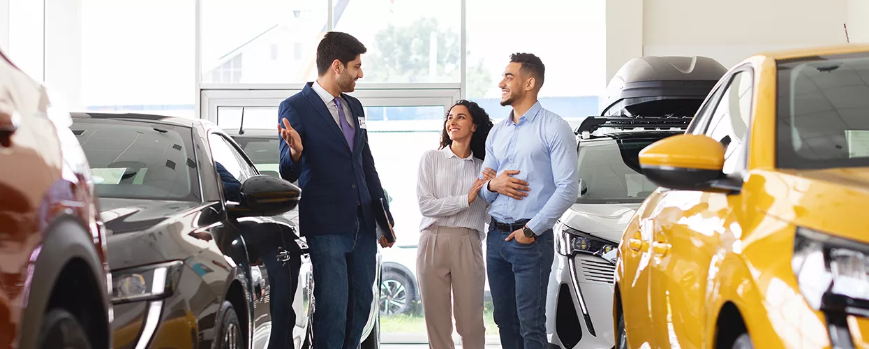 Customer reviewing Jaguar financing options with a Jaguar St. Petersburg advisor