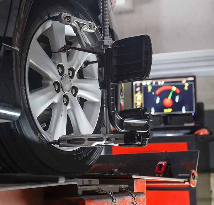 Wheel Alignment diagnosis of a vehicle on the computer being done