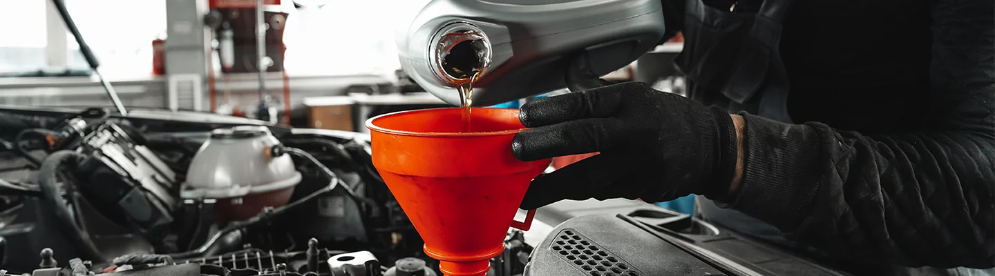 Service technician changes the oil on a Jeep Cherokee