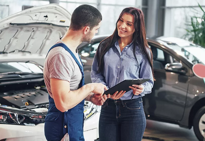 Mercedes-Benz service tech talking to a customer