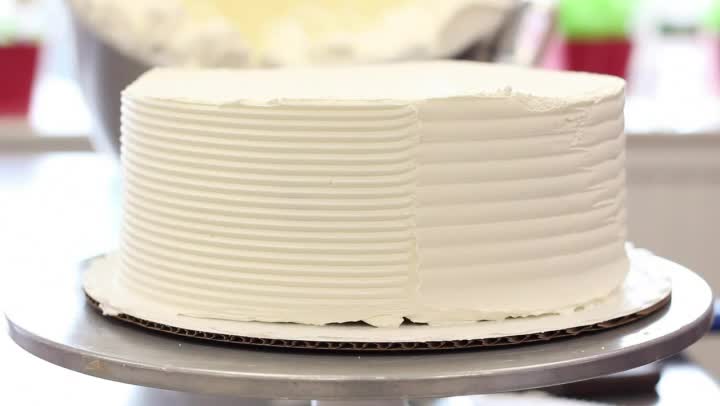 Video: Decorating Techniques for Buttercream Icing on ...