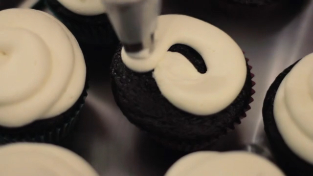 Video: How to Use a Piping Bag for Cake Decorating eHow