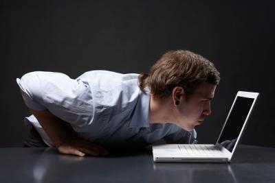 bHow to Display a Laptop Screen on a Monitor