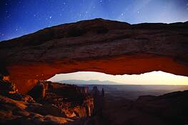 Moonrise_at_mesa_arch