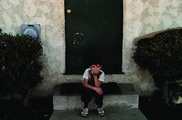 Child_on_steps
