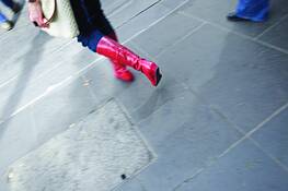 Feet_on_melbourne_street_03