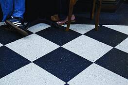 Feet_on_melbourne_streets_02