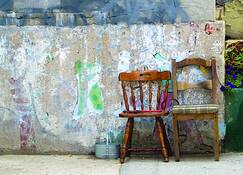 Chairs_and_graffiti