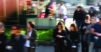 Blurred_street_people