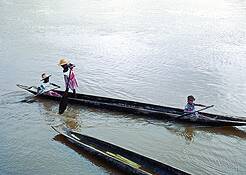 Children_play_on_the_atrato_river