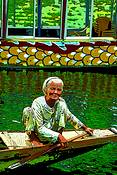 Old_woman_smoking