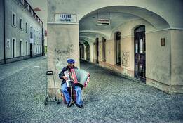 Busker_with_accordion