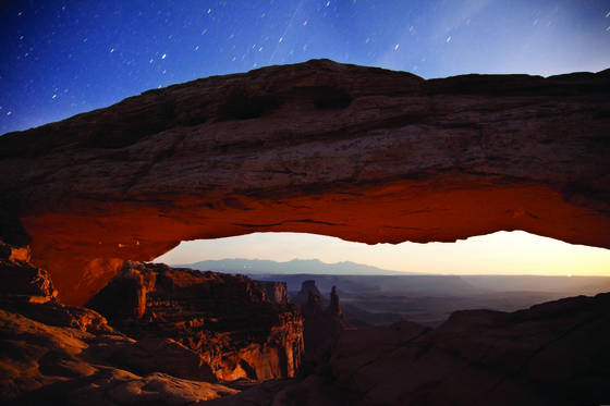 Moonrise_at_mesa_arch