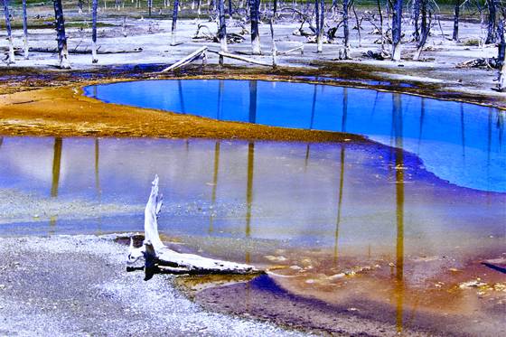 Reflections_at_black_sand_basin