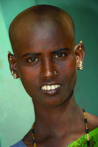 Young_woman_in_market