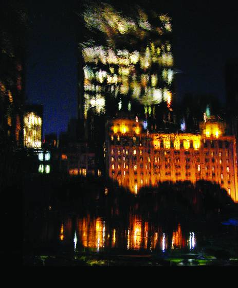 Reflection_of_the_plaza_hotel_in_the_water