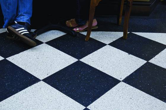 Feet_on_melbourne_streets_02
