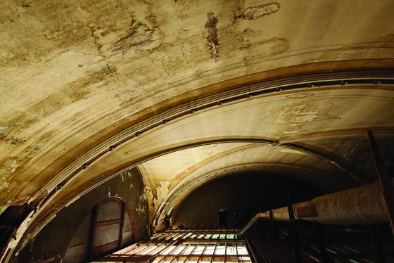 Old_ballroom_ceiling