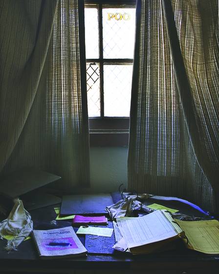 Desk_and_window