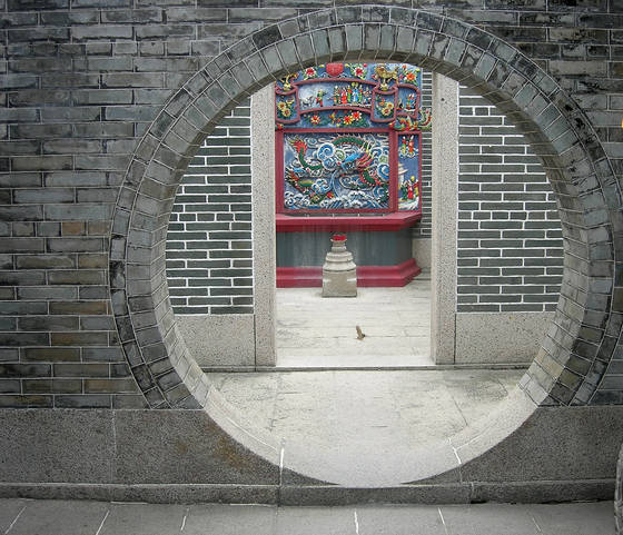 Sparrow_visits_the_temple