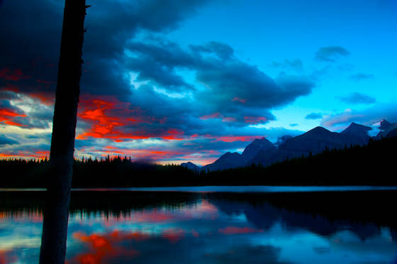 Lake_at_sunrise