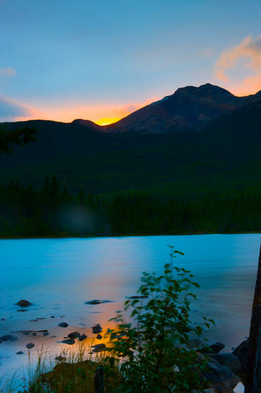 Wilderness_lake_at_sunrise