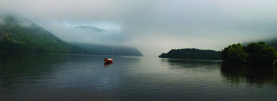 Boat_on_the_hudson