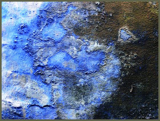 Blue_on_brown_stucco